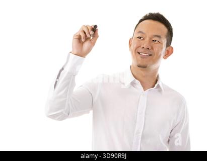 Asian male en chemise blanche d'écrire quelque chose sur le verre avec le conseil Banque D'Images