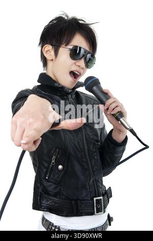 Chanteuse de rock asiatique dans la performance, isolated on white Banque D'Images