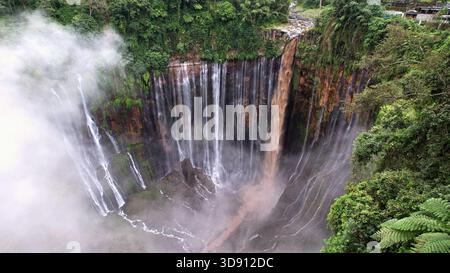 Chutes d'eau de Tumpak Sewu en saison des pluies le 14 novembre 2025，à Java oriental, Indonésie. Banque D'Images