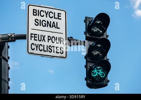 Ottawa, Canada - 13 août 2025 : feu de circulation à vélo au centre-ville d'Ottawa avec un panneau routier bilingue indiquant Bicycle signal feux pour cyclistes et Banque D'Images