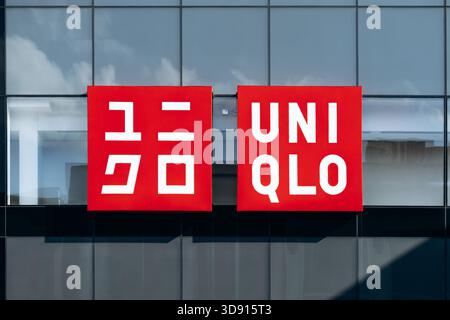 Ottawa, Canada - 13 août 2025 : enseigne de magasin Uniqlo sur la façade d'un bâtiment moderne en verre au centre-ville d'Ottawa, Canada Banque D'Images