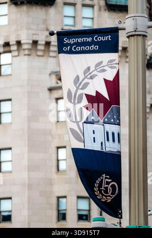 Ottawa, Canada - 13 août 2025 : bannière de la Cour suprême du Canada affichée sur un poteau de rue au centre-ville d'Ottawa Banque D'Images