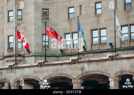 Ottawa, Canada - 13 août 2025 : entrée du Fairmont Château Laurier avec drapeaux au centre-ville d'Ottawa Banque D'Images