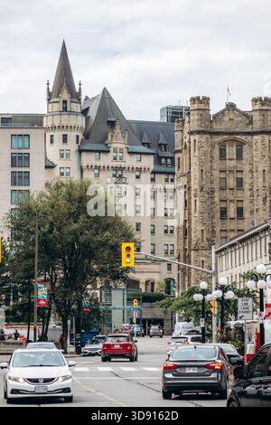 Ottawa, Canada - 13 août 2025 : rue du centre d'Ottawa avec bâtiments historiques et feux de circulation Banque D'Images