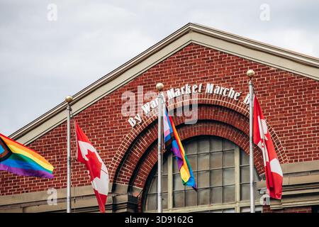 Ottawa, Canada - 13 août 2025 : construction du marché Byward avec le Canada et drapeaux de fierté dans le centre d'Ottawa Banque D'Images