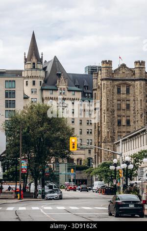 Ottawa, Canada - 13 août 2025 : rue du centre d'Ottawa avec bâtiments historiques et feux de circulation Banque D'Images