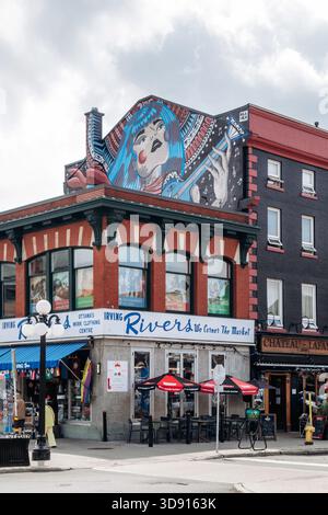 Ottawa, Canada - 13 août 2025 : coin de rue dans le centre d'Ottawa avec devantures et grande murale Banque D'Images