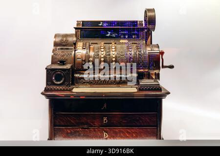 Ottawa, Canada - 13 août 2025 : caisse enregistreuse nationale décorée d'époque exposée au Musée de la Banque du Canada à Ottawa, Canada Banque D'Images
