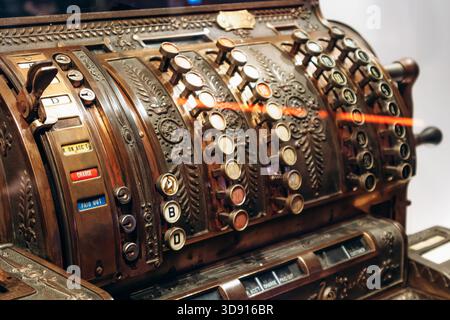 Ottawa, Canada - 13 août 2025 : caisse enregistreuse nationale décorée d'époque exposée au Musée de la Banque du Canada à Ottawa, Canada Banque D'Images