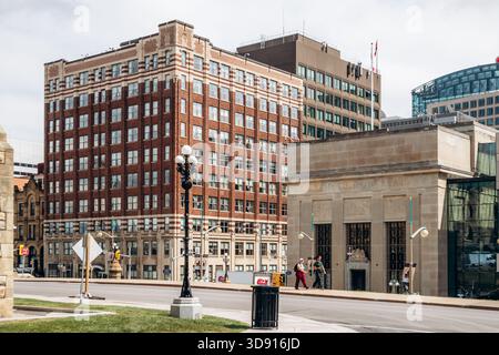Ottawa, Canada - 13 août 2025 : vue de l'édifice historique de la Banque de Montréal sur la rue Wellington avec l'architecture du centre-ville environnante en Centra Banque D'Images