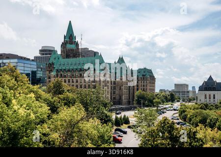 Ottawa, Canada - 13 août 2025 : vue de l'édifice de la Confédération au centre-ville d'Ottawa Banque D'Images