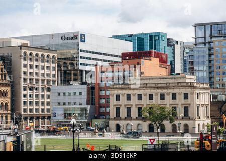 Ottawa, Canada - 13 août 2025 : vue sur les édifices modernes et historiques du centre-ville d'Ottawa Banque D'Images