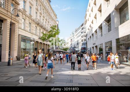 Vienne, Autriche - 17 août 2024 : Karntner Strase, une célèbre rue commerçante de Vienne, Autriche, animée par les gens par une journée ensoleillée. Banque D'Images