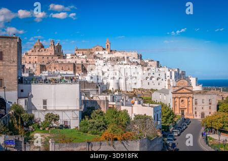 Panorama du centre historique d'Ostuni dans le sud de l'Italie, avec la cathédrale au sommet de la colline et la mer Adriatique sur la droite. Banque D'Images