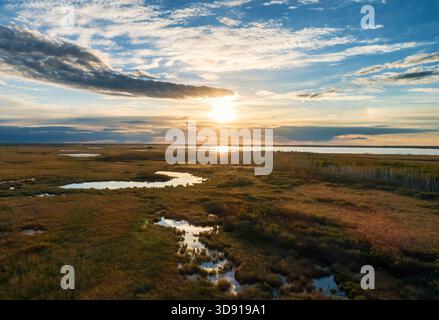 Vue aérienne panoramique de la zone humide et de la rivière au coucher du soleil Banque D'Images