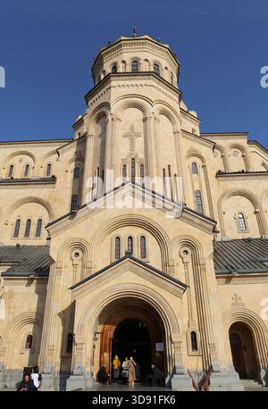 Tbilissi, Géorgie-13 novembre 2025 : personnes non identifiées debout, entrant et assis à l'entrée de la Sameba aka la Cathédrale de la Sainte Trinité Banque D'Images
