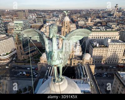 LIVERPOOL, MERSEYSIDE, ANGLETERRE - 21 NOVEMBRE 2025 : les célèbres oiseaux du foie perchés sur le Royal Liver Building sur Pier Head, Liverpool, Merseyside, en Banque D'Images