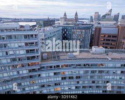 LIVERPOOL, MERSEYSIDE, ANGLETERRE - 21 NOVEMBRE 2025 : structure en verre et acier du bâtiment résidentiel One Park West, Liverpool One Banque D'Images