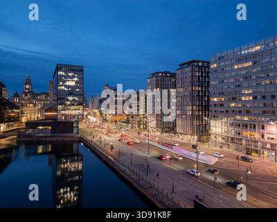 LIVERPOOL, MERSEYSIDE, ANGLETERRE - 21 NOVEMBRE 2025 : crépuscule le long du Strand, avec Canning Dock et trafic urbain à Liverpool, Merseyside, Angleterre Banque D'Images