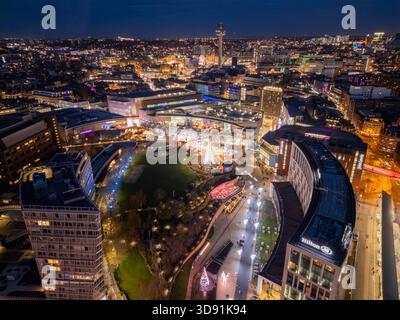 LIVERPOOL, MERSEYSIDE, ANGLETERRE - 21 NOVEMBRE 2025 : le complexe moderne Liverpool One illuminé par des lumières de Noël la nuit en Angleterre Banque D'Images