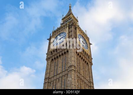 Big Ben Clock Tower contre Blue Sky à Londres Banque D'Images