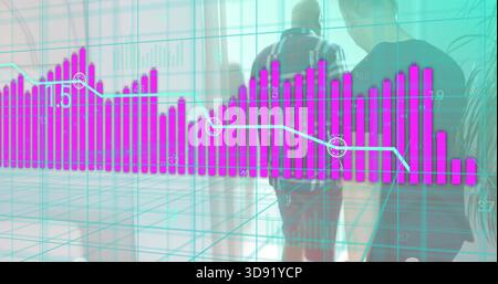 Hommes marchant dans un atrium en verre, un en plaid avec sac à dos, l'autre en tee-shirt foncé, graphique magenta Banque D'Images
