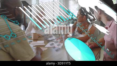 L'équipe chargée de l'examen des vêtements d'affaires décontractés écrivant à la table en bois du bureau avec des superpositions AR Banque D'Images