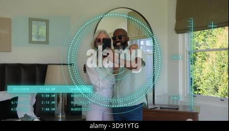 Posant couple embrassant, prenant selfie miroir téléphone dans la chambre avec AR HUD, portant des lunettes de soleil Banque D'Images