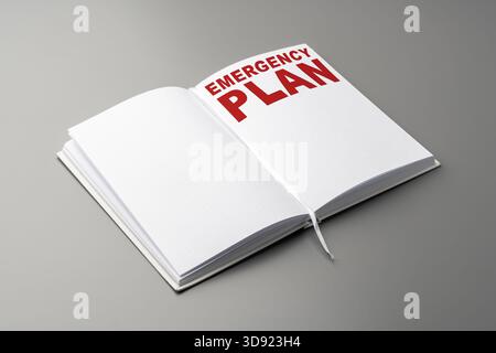 Plan d'urgence écrit dans un cahier avec texte clair sur fond gris Banque D'Images