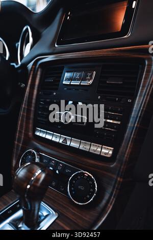Intérieur de voiture de luxe avec tableau de bord moderne et design élégant Banque D'Images