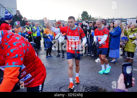 Kevin Sinfield quitte le Gorseinon Rugby Club pour la troisième journée du défi 7 en 7 : Together 2025, Swansea. Date : mercredi 3 décembre 2025. Banque D'Images
