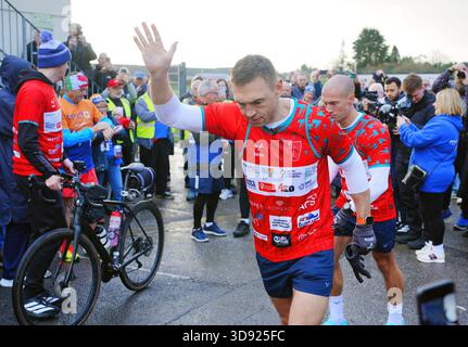 Kevin Sinfield quitte le Gorseinon Rugby Club pour la troisième journée du défi 7 en 7 : Together 2025, Swansea. Date : mercredi 3 décembre 2025. Banque D'Images