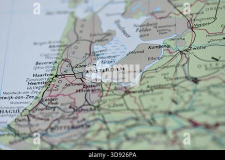 Vue rapprochée d'une carte routière et physique détaillée, centrée sur Amsterdam et la région environnante de Randstad aux pays-Bas. Banque D'Images