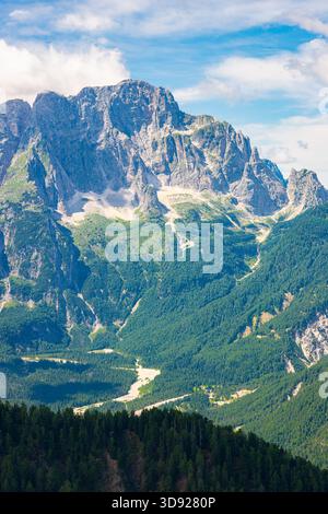 Vue majestueuse sur la montagne Jof di Montasio dans les Alpes juliennes près de Tarvisio Italie Banque D'Images