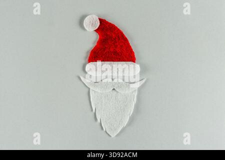Symbole du Père Noël sur fond blanc. Concept de vacances d'hiver fait à la main Banque D'Images