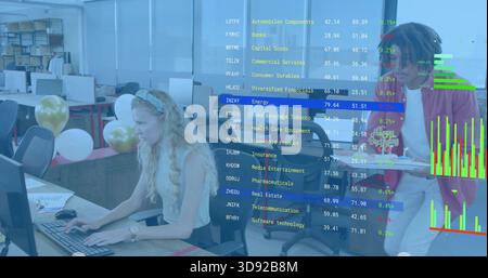 Dactylographier femme sur clavier au bureau ouvert, collègue en blazer rouge tenant tablette, ballons, tickers Banque D'Images