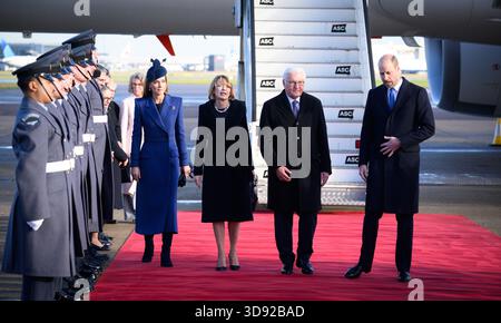 Londres, Royaume-Uni. 03 décembre 2025. Le président fédéral Frank-Walter Steinmeier (2e à partir de la droite) et sa femme Elke Büdenbender (au centre l) arrivent à l'aéroport de Londres Heathrow et sont accueillis par le prince William, prince de Galles, et la princesse Kate, princesse de Galles. Le président Steinmeier et son épouse effectuent une visite d'État de trois jours au Royaume-Uni de Grande-Bretagne et d'Irlande du Nord. Crédit : Bernd von Jutrczenka/dpa/Alamy Live News Banque D'Images