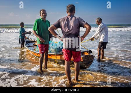 Pêcheurs à Puri Beach, Puri, Odisha, Inde Banque D'Images
