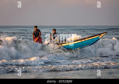 Pêcheur en bateau, Puri, Odisha, Inde Banque D'Images