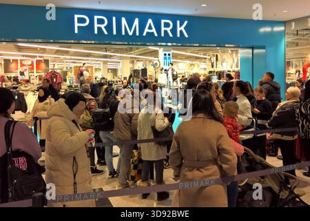 PRIMARK - Eröffnung à Regensburg, Bayern. PRIMARK ist ein international tätiger Textil-Discounter mit Hauptsitz in Dublin in der Republik Irland. In Primark-Filialen, die in der Regel mehrere Tausend Quadratmeter Verkaufsfläche bieten, werden Textilien, Schuhe und Accessoires für Damen, Herren und Kinder sowie Artikel für den Wohnbedarf und Kosmetik zu niedrigen Preisen verkauft. *** Ouverture de Primark à Ratisbonne, Bavière Primark est un détaillant international de vêtements discount dont le siège social se trouve à Dublin, en République d'Irlande, dans les magasins Primark, qui offrent généralement plusieurs milliers de mètres carrés Banque D'Images