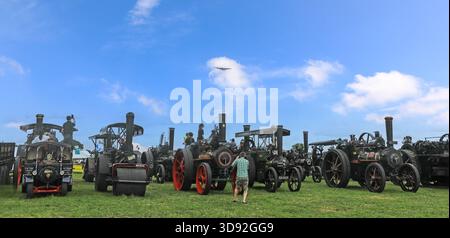 Un avion bombardier Lancaster survolant des moteurs de traction à vapeur s'est aligné au Smallwood Vintage Rally, Sandbach, Cheshire, Angleterre, Royaume-Uni Banque D'Images