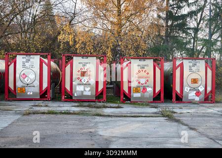 Minsk, Biélorussie - 5 novembre 2025 : conteneurs-citernes ISO en acier inoxydable HOYER pour le transport de liquides et de gaz. Le numéro d'identification du danger 263 est h. Banque D'Images