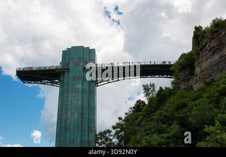 Niagara Falls, New York, États-Unis - 1er août 2023 : les touristes profitent d'une vue imprenable depuis la plate-forme des chutes du Niagara par une journée ensoleillée. Banque D'Images