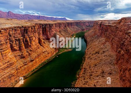 Fleuve Colorado vu depuis le pont historique Navajo en Arizona. USA le pont est maintenant utilisé par les piétons et un nouveau pont pour les voitures à proximité. Banque D'Images