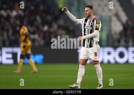 Turin, Italie. 02 décembre 2025. Teun Koopmeiners de la Juventus FC fait des gestes lors de la manche de 16 de la Coppa Italia entre la Juventus FC et Udinese Calcio au stade Allianz le 02 décembre 2025 à Turin, Italie . Crédit : Marco Canoniero/Alamy Live News Banque D'Images