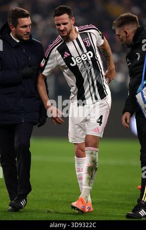 Turin, Italie. 02 décembre 2025. Federico Gatti de la Juventus FC s'est blessé lors de la manche 16 de la Coppa Italia entre la Juventus FC et Udinese Calcio au stade Allianz le 02 décembre 2025 à Turin, Italie . Crédit : Marco Canoniero/Alamy Live News Banque D'Images