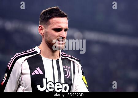 Turin, Italie. 02 décembre 2025. Federico Gatti de la Juventus FC s'est blessé lors de la manche 16 de la Coppa Italia entre la Juventus FC et Udinese Calcio au stade Allianz le 02 décembre 2025 à Turin, Italie . Crédit : Marco Canoniero/Alamy Live News Banque D'Images