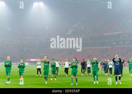 AMSTERDAM, PAYS-BAS - NOVEMBRE 30 : Thijmen Blokzijl du FC Groningen, Jorg Schreuders du FC Groningen, Tika de Jonge du FC Groningen, Thom van Bergen du FC Groningen, Stije Resink du FC Groningen, Marco rente du FC Groningen, Etienne Vaessen du FC Groningen applaudit pour les supporters lors du match néerlandais Eredivisie entre Ajax et le FC Groningen au Johan Cruijff Arena le 30 novembre 2025 à Amsterdam. (Photo de Joris Verwijst/Orange Pictures) Banque D'Images