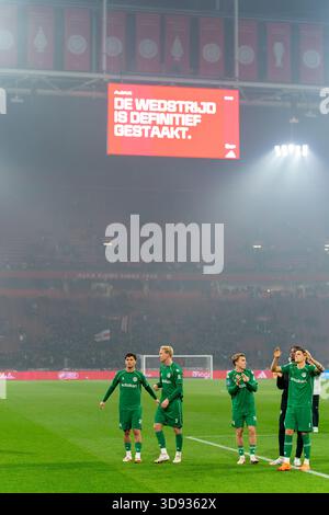 AMSTERDAM, PAYS-BAS - NOVEMBRE 30 : Thijmen Blokzijl du FC Groningen, Jorg Schreuders du FC Groningen, Tika de Jonge du FC Groningen applaudissent pour les fans lors du match néerlandais Eredivisie entre Ajax et FC Groningen au Johan Cruijff Arena le 30 novembre 2025 à Amsterdam, pays-Bas. (Photo de Joris Verwijst/Orange Pictures) Banque D'Images