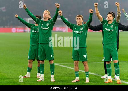 AMSTERDAM, PAYS-BAS - NOVEMBRE 30 : Thijmen Blokzijl du FC Groningen, Jorg Schreuders du FC Groningen, Tika de Jonge du FC Groningen applaudissent pour les fans lors du match néerlandais Eredivisie entre Ajax et FC Groningen au Johan Cruijff Arena le 30 novembre 2025 à Amsterdam, pays-Bas. (Photo de Joris Verwijst/Orange Pictures) Banque D'Images